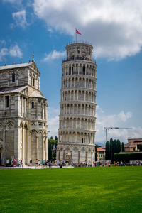 Leaning tower of pisa against sky