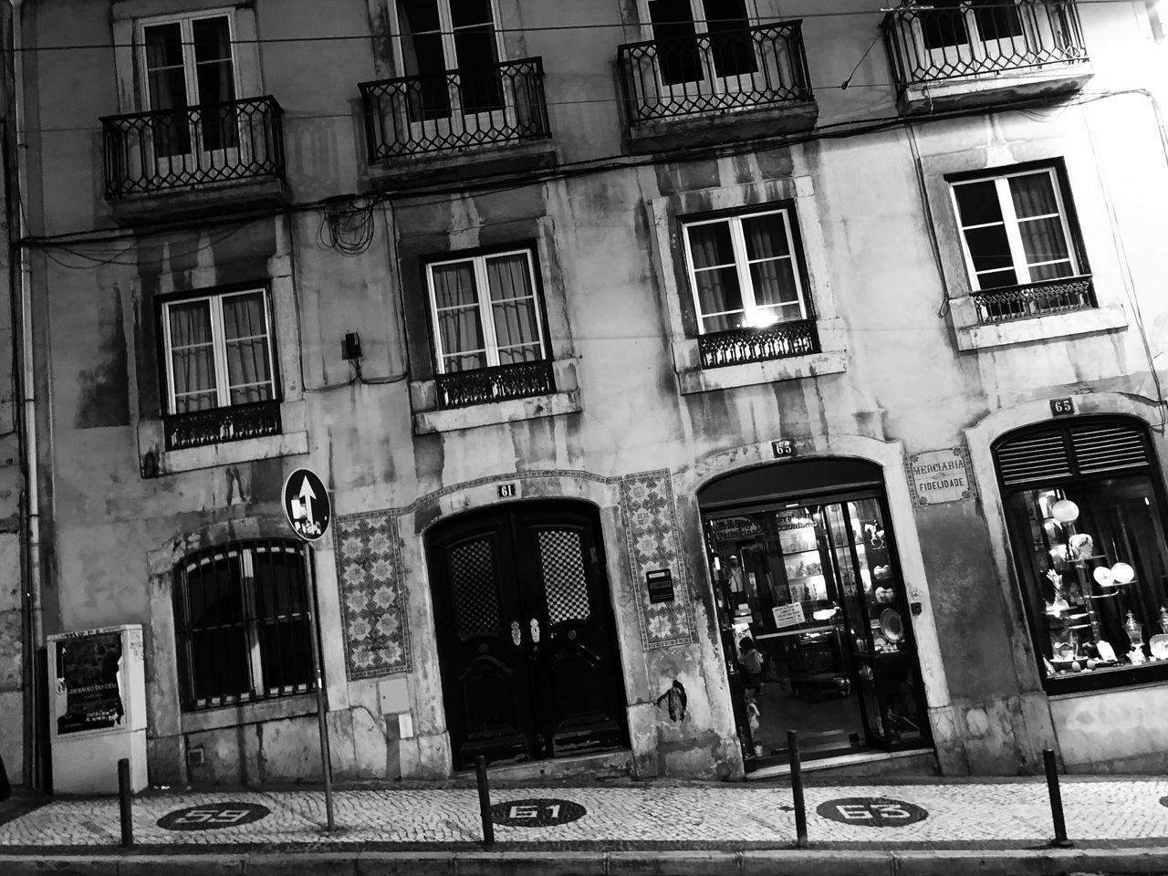 LOW ANGLE VIEW OF BUILDING BY STREET IN CITY