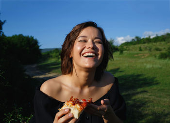 Portrait of a smiling young woman outdoors