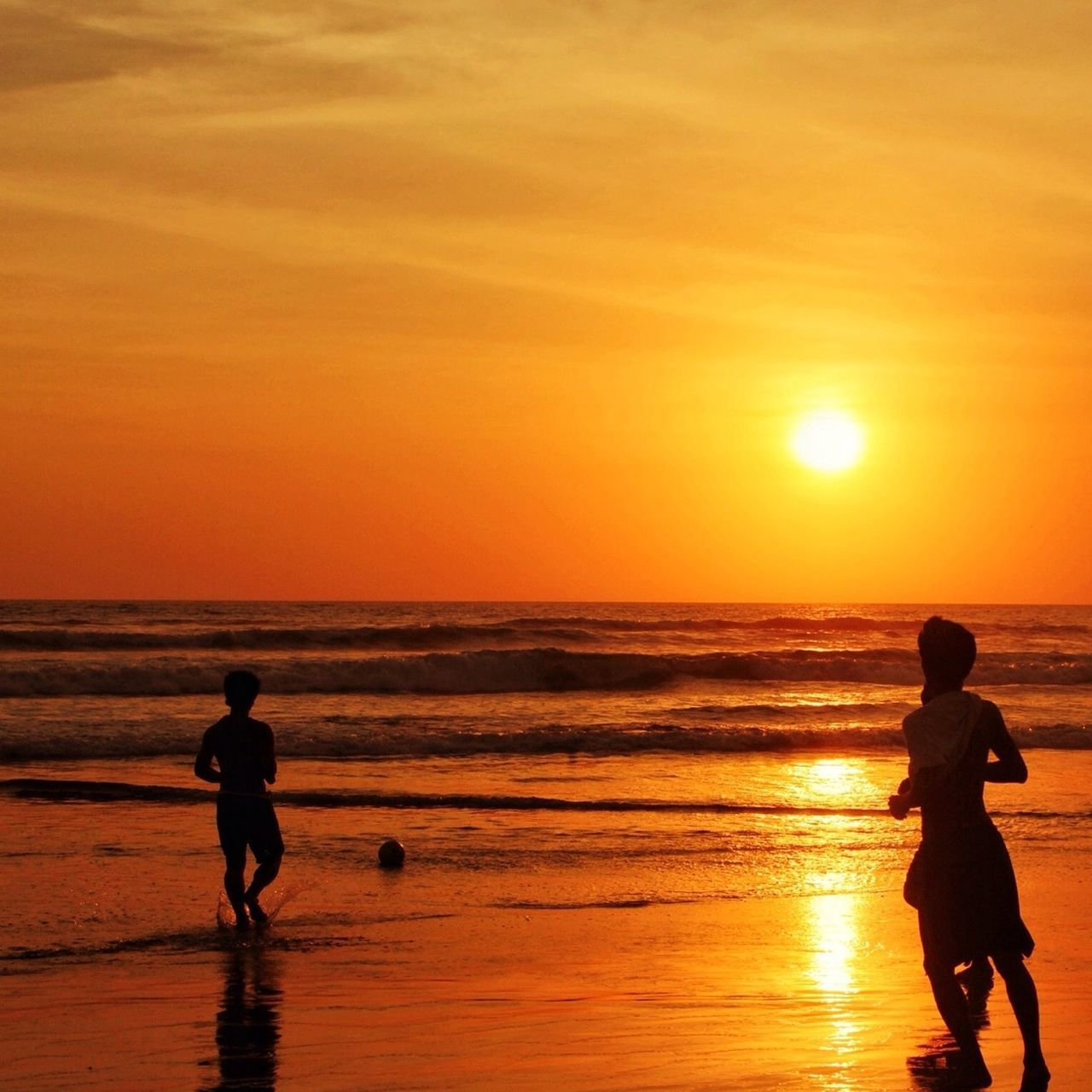 sunset, sea, water, horizon over water, beach, sun, orange color, leisure activity, silhouette, lifestyles, shore, scenics, reflection, beauty in nature, sky, tranquil scene, vacations, full length