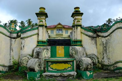 Statue of old building against sky