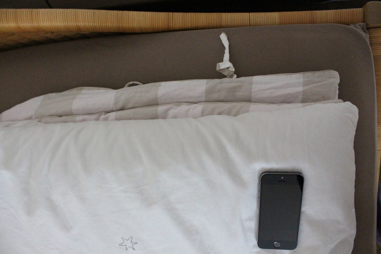 HIGH ANGLE VIEW OF COMPUTER KEYBOARD ON BED