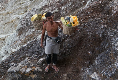 The miners carrying the sulphurs from the crater.