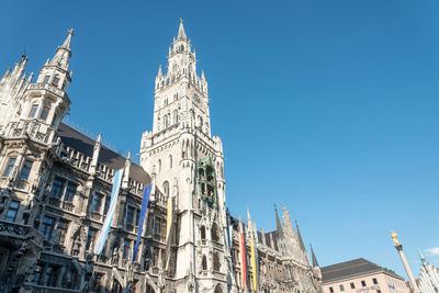 Low angle view of rathausgalerie at marienplatz against clear blue sky
