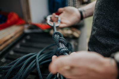 Selective focus of knots in climbing rope