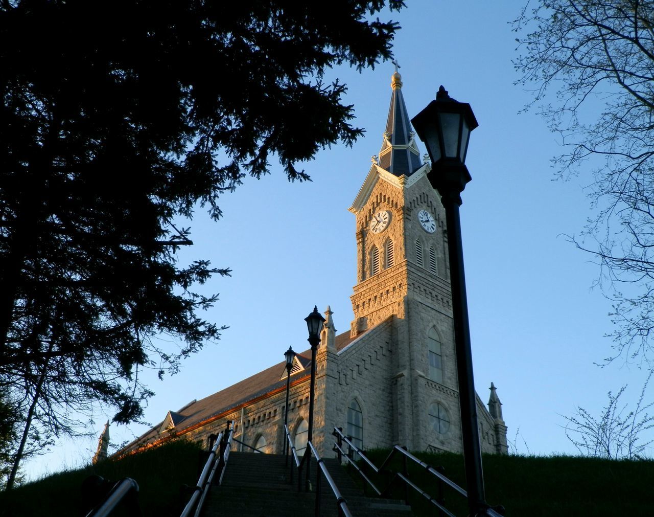 LOW ANGLE VIEW OF STATUE