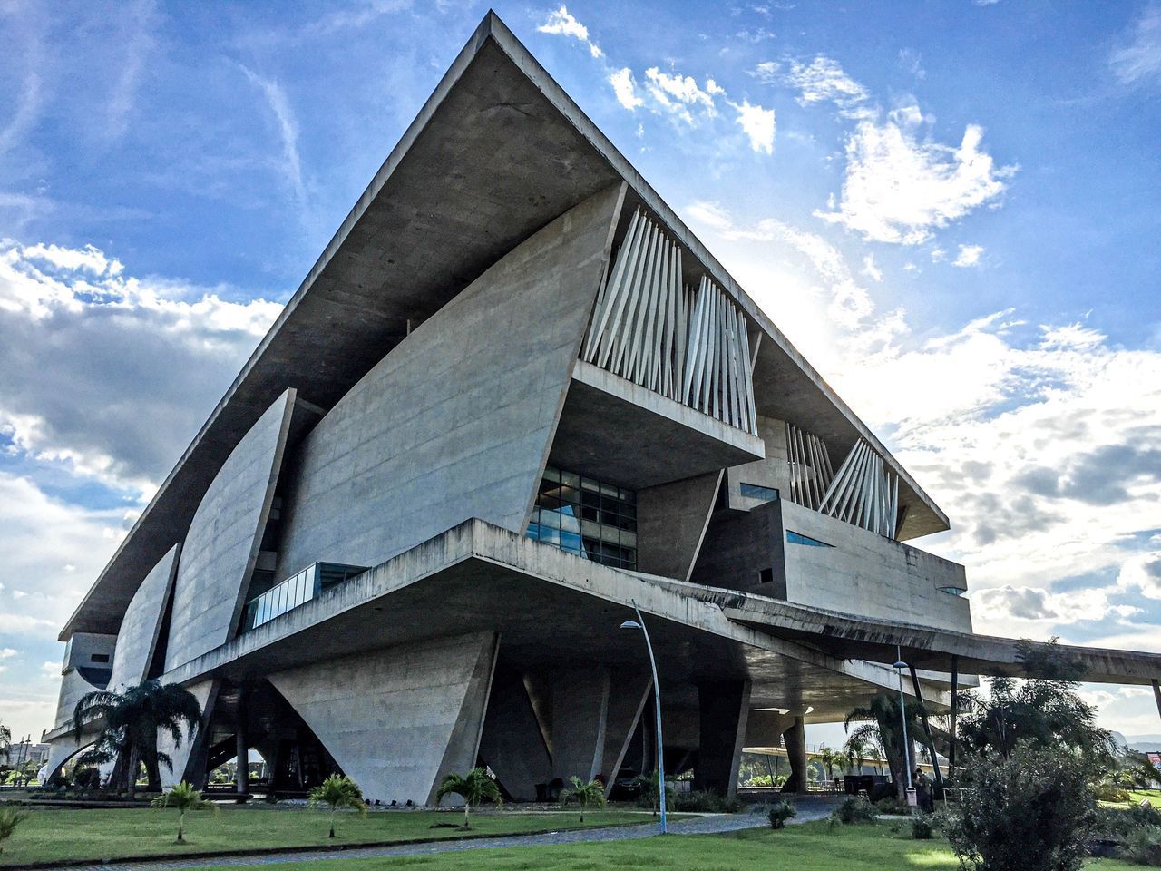 LOW ANGLE VIEW OF MODERN BUILDING