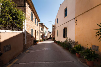 Narrow alley amidst buildings in city