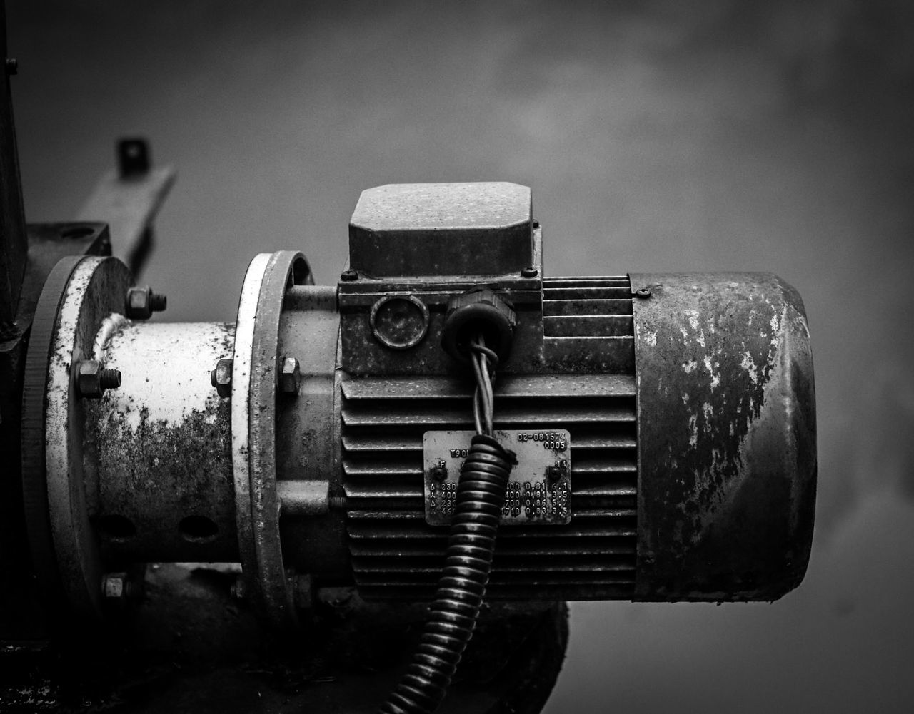 camera, black, black and white, monochrome, darkness, white, monochrome photography, digital slr, metal, close-up, no people, indoors, light, old, focus on foreground