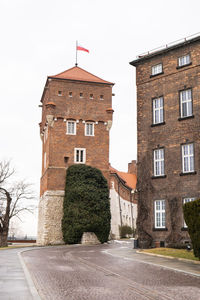 Royal wawel royal castle in krakow in rainy early spring weather in poland. historic castle in the