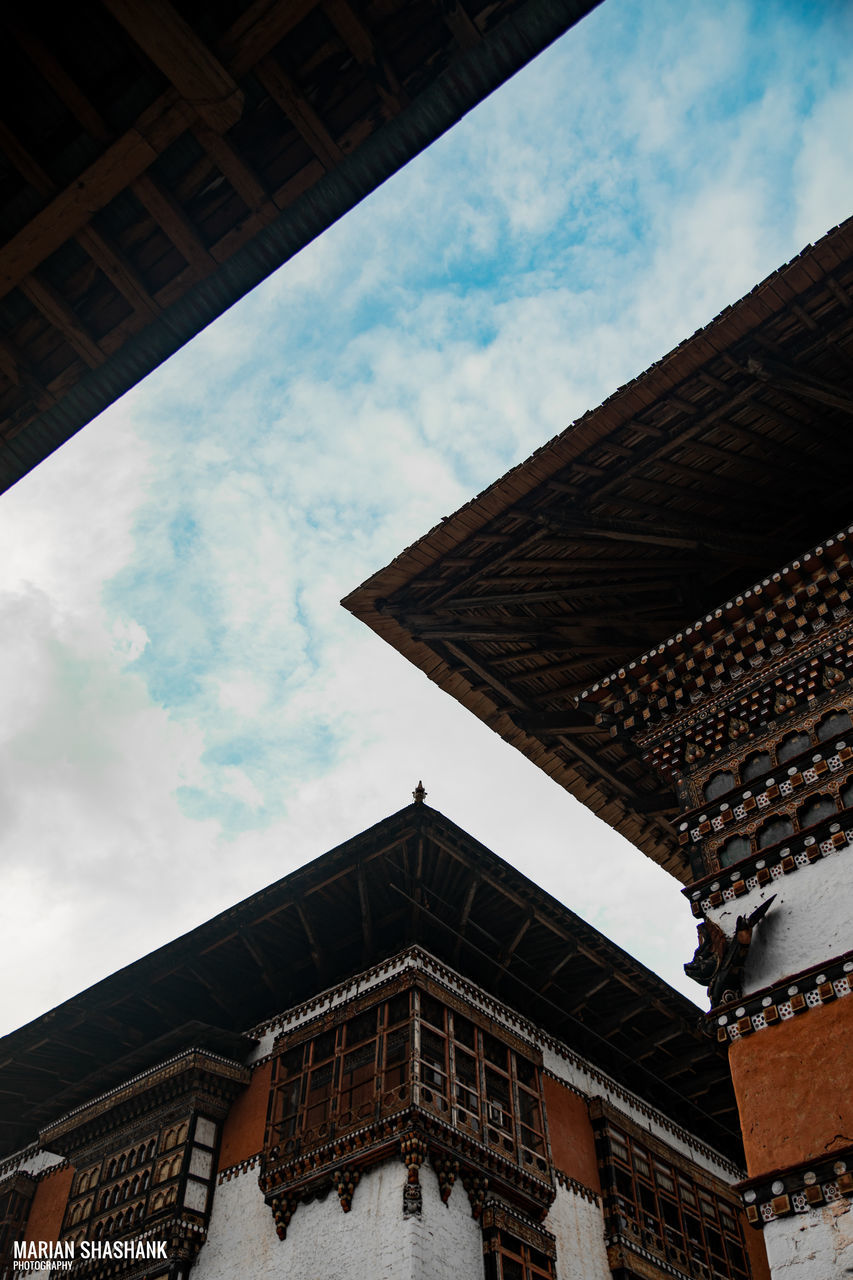 LOW ANGLE VIEW OF HISTORIC BUILDING AGAINST SKY