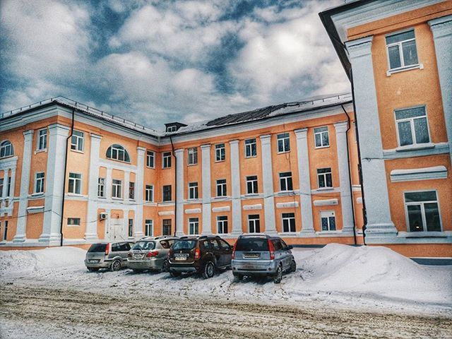 building exterior, architecture, built structure, snow, winter, land vehicle, sky, cold temperature, transportation, mode of transport, weather, window, cloud - sky, car, house, cloudy, parked, residential structure, stationary, season