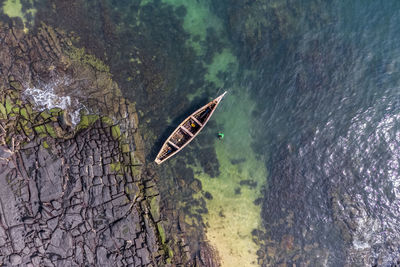Aerial photo with rocks and boats