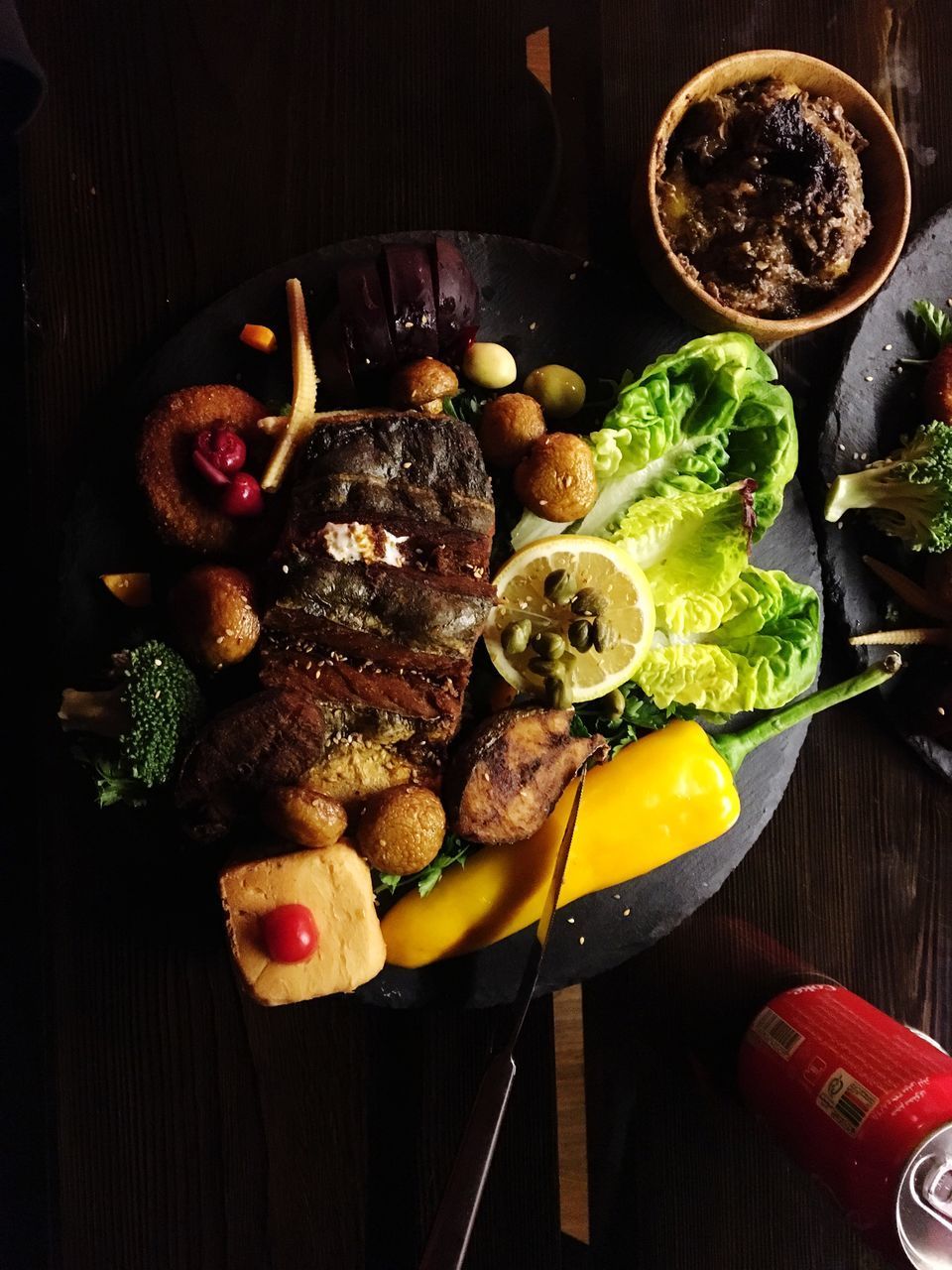 HIGH ANGLE VIEW OF FOOD IN CONTAINER