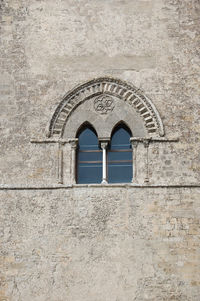 Old window of a castle you can see the details of the ancient walls