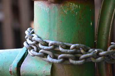 Close-up of rope tied on metal chain