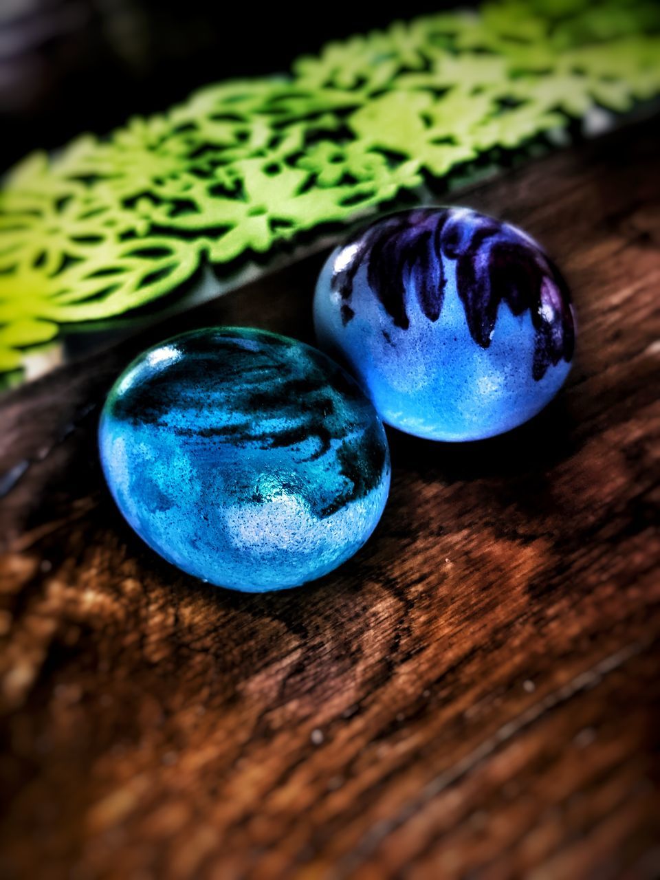 HIGH ANGLE VIEW OF BLUE EGGS ON TABLE