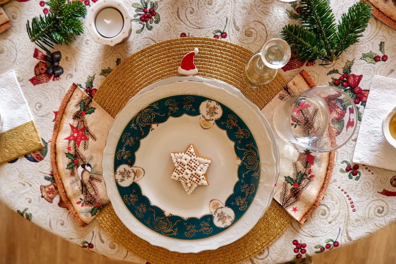 HIGH ANGLE VIEW OF CHRISTMAS TREE ON TABLE