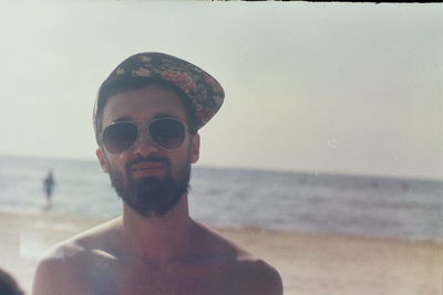 Close-up of young man wearing sunglasses against clear sky