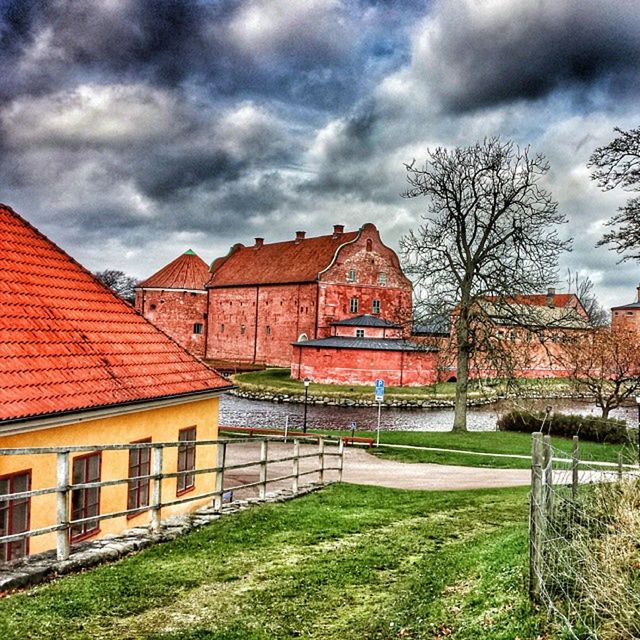 architecture, building exterior, built structure, sky, cloud - sky, cloudy, cloud, house, tree, overcast, roof, grass, residential structure, day, residential building, bare tree, weather, outdoors, no people, facade