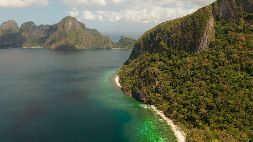 Tropical beach and clear blue water. el nido, philippines, palawan.