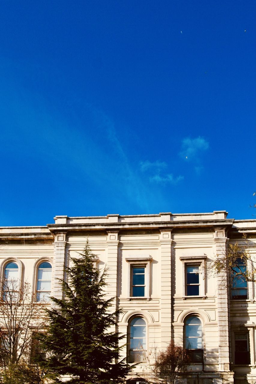 LOW ANGLE VIEW OF OLD BUILDING AGAINST SKY