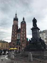 Statue of historic building against sky