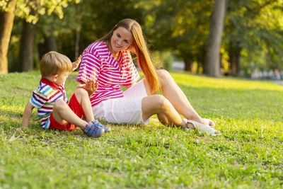 Full length of woman sitting on field