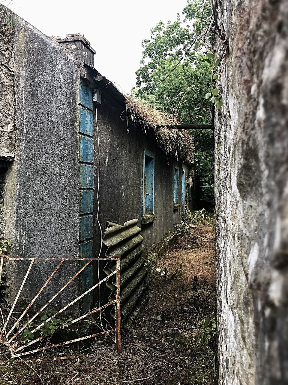 VIEW OF ABANDONED HOUSE AGAINST SKY