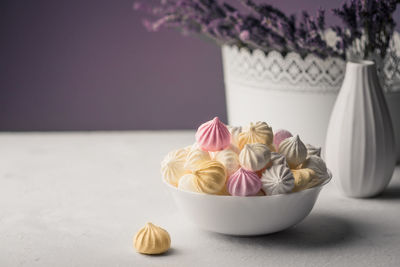 Close-up of white roses in bowl on table