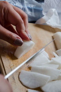 Cropped hands of woman chopping vegetables