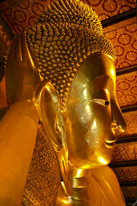 statue