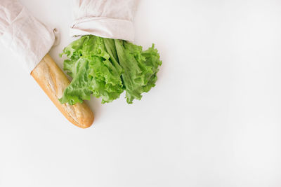 Baguette and green salad in zero waste bags