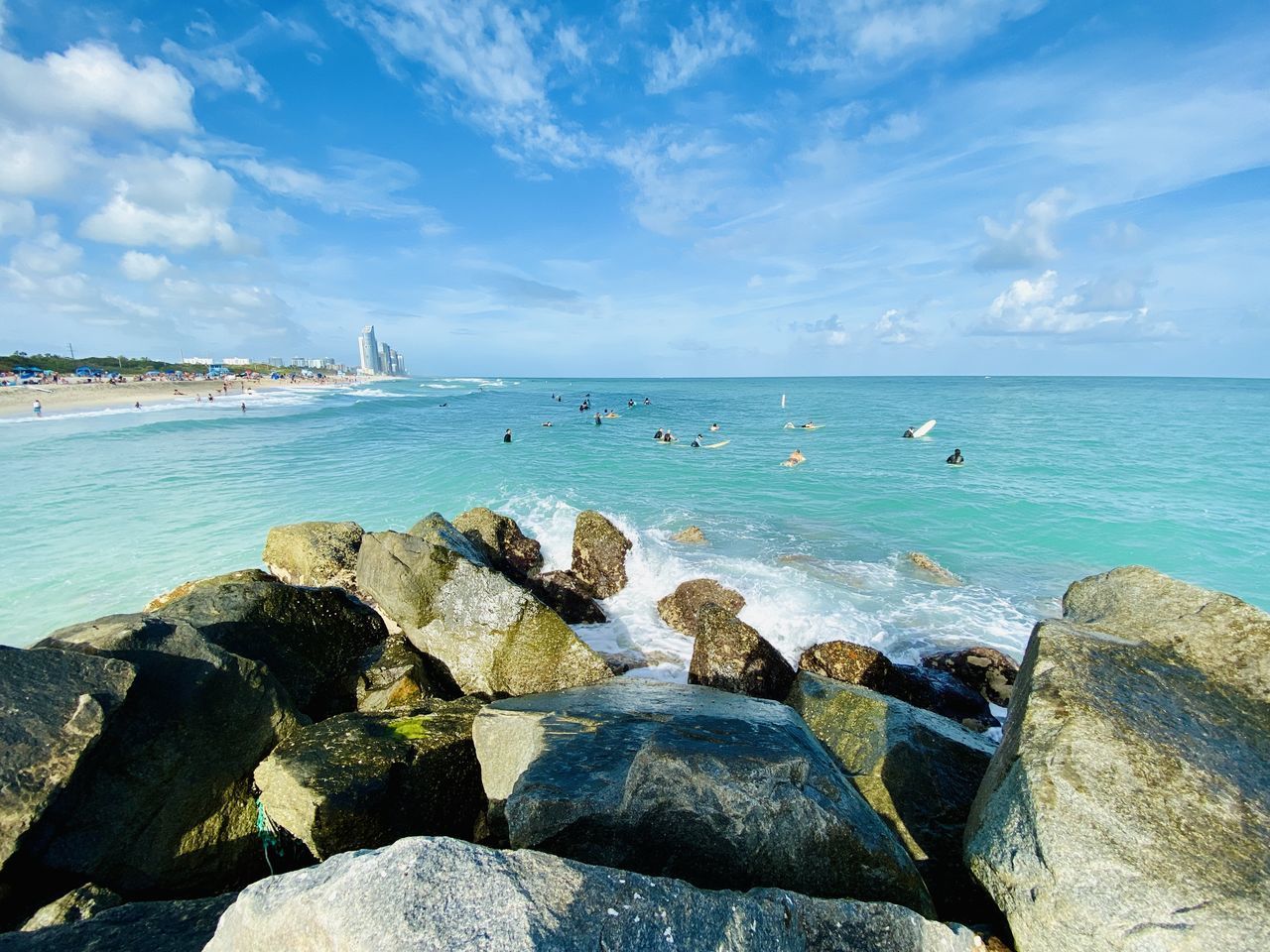 SCENIC VIEW OF ROCKY BEACH AGAINST SKY