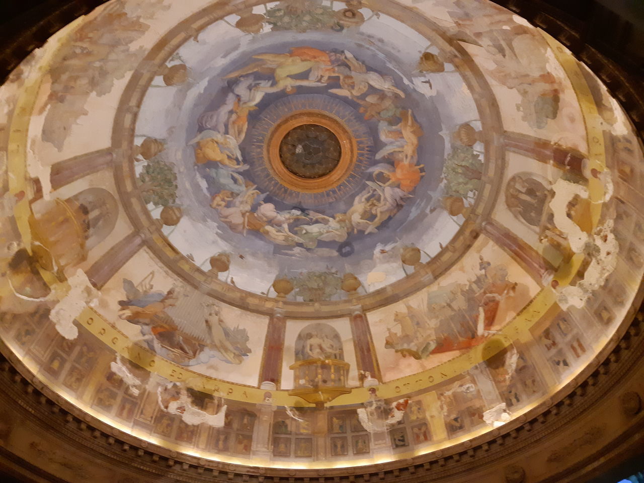 LOW ANGLE VIEW OF DOME OF CEILING
