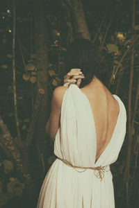 Woman with tunic inside the forest v