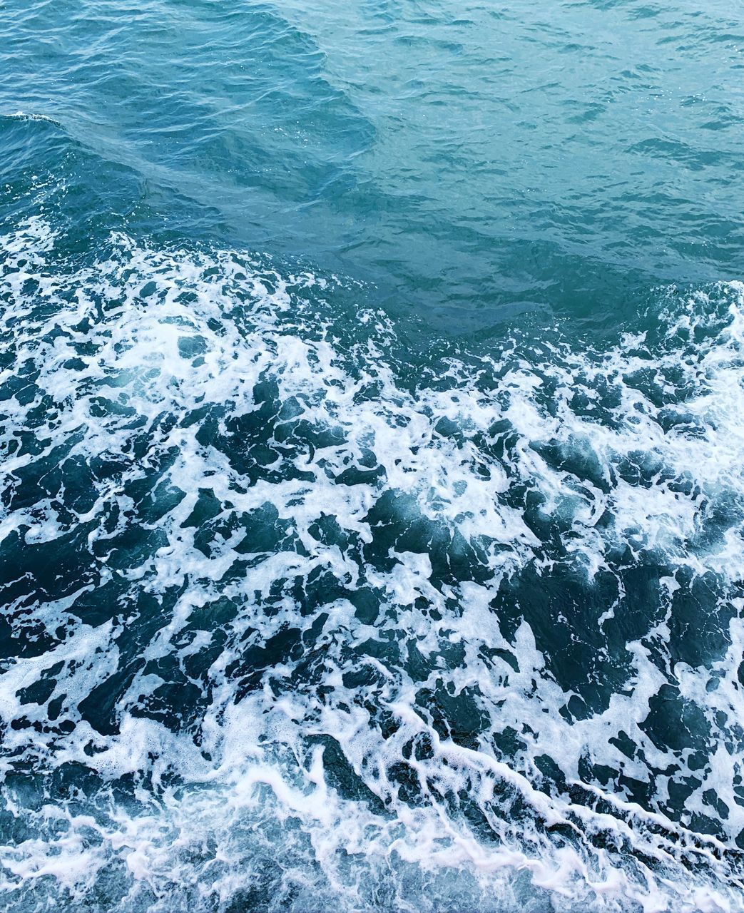 HIGH ANGLE VIEW OF WATER FLOWING IN SEA