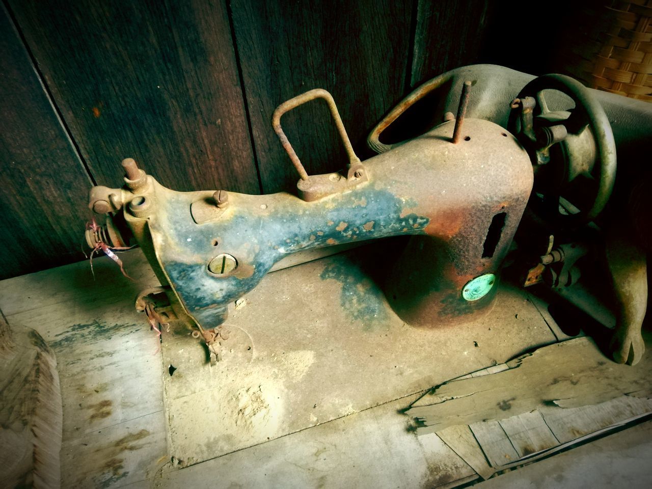 HIGH ANGLE VIEW OF RUSTY MACHINE PART ON TABLE