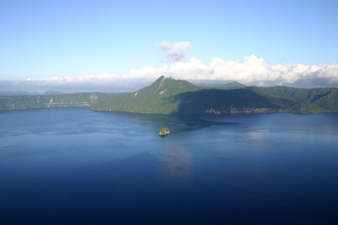 water, blue, waterfront, scenics, tranquil scene, sea, tranquility, beauty in nature, sky, mountain, nature, transportation, idyllic, reflection, lake, copy space, calm, day, outdoors, cloud - sky