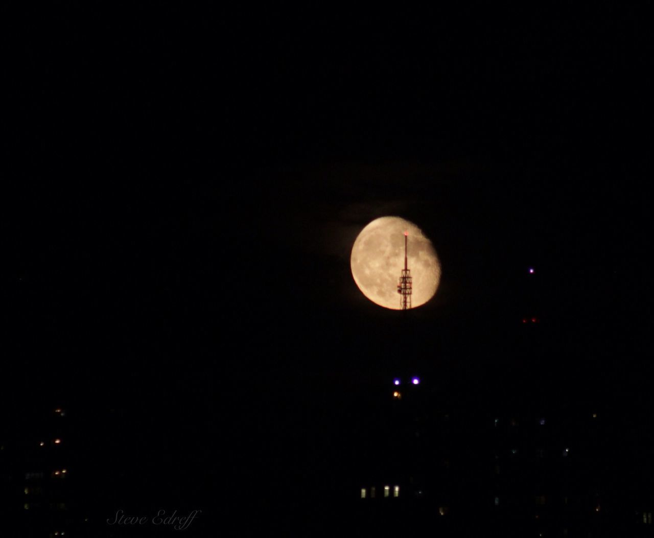 night, low angle view, illuminated, circle, moon, copy space, full moon, lighting equipment, dark, astronomy, electricity, sky, clear sky, sphere, geometric shape, built structure, no people, electric light, architecture, glowing