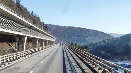 Road leading towards mountain against sky