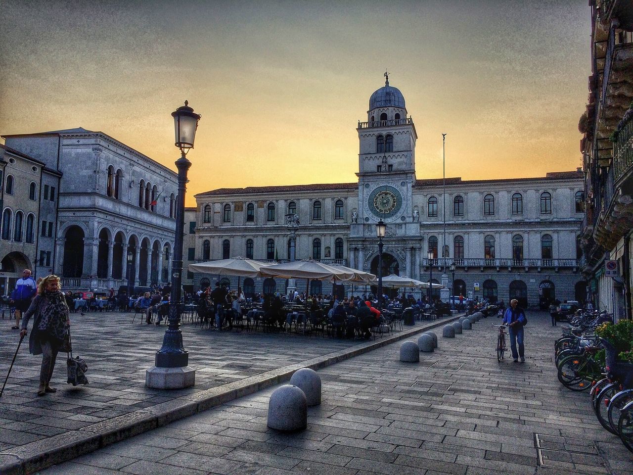 architecture, building exterior, built structure, large group of people, city, street, person, walking, city life, men, street light, sky, lifestyles, city street, travel destinations, travel, incidental people, arch, mixed age range