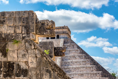 Close-up of sculptures against kukulkan pyramid