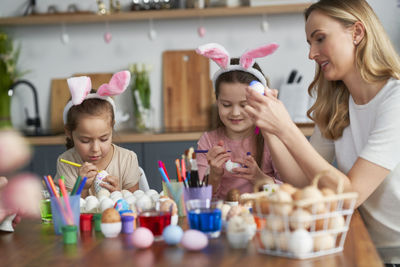 Family making eater eggs at home