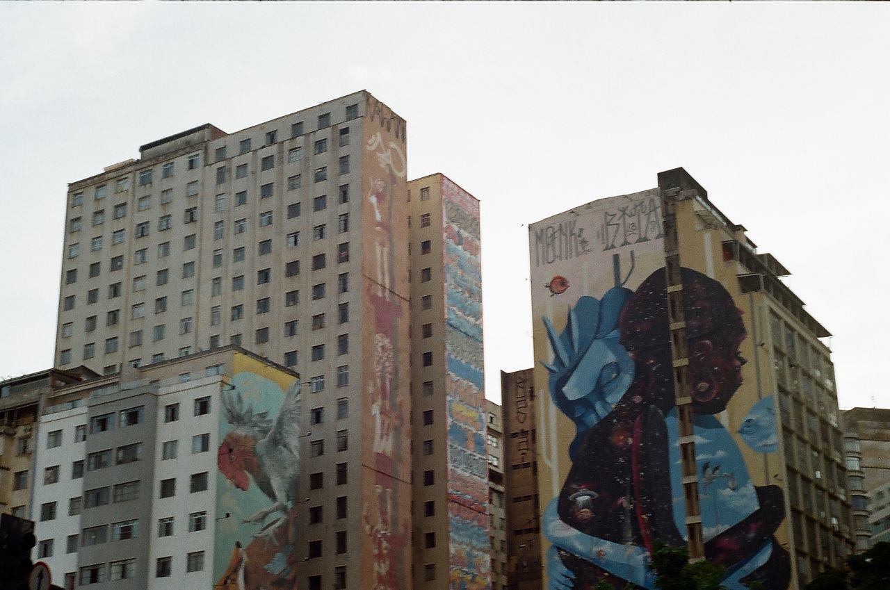 LOW ANGLE VIEW OF BUILDINGS AGAINST SKY IN CITY