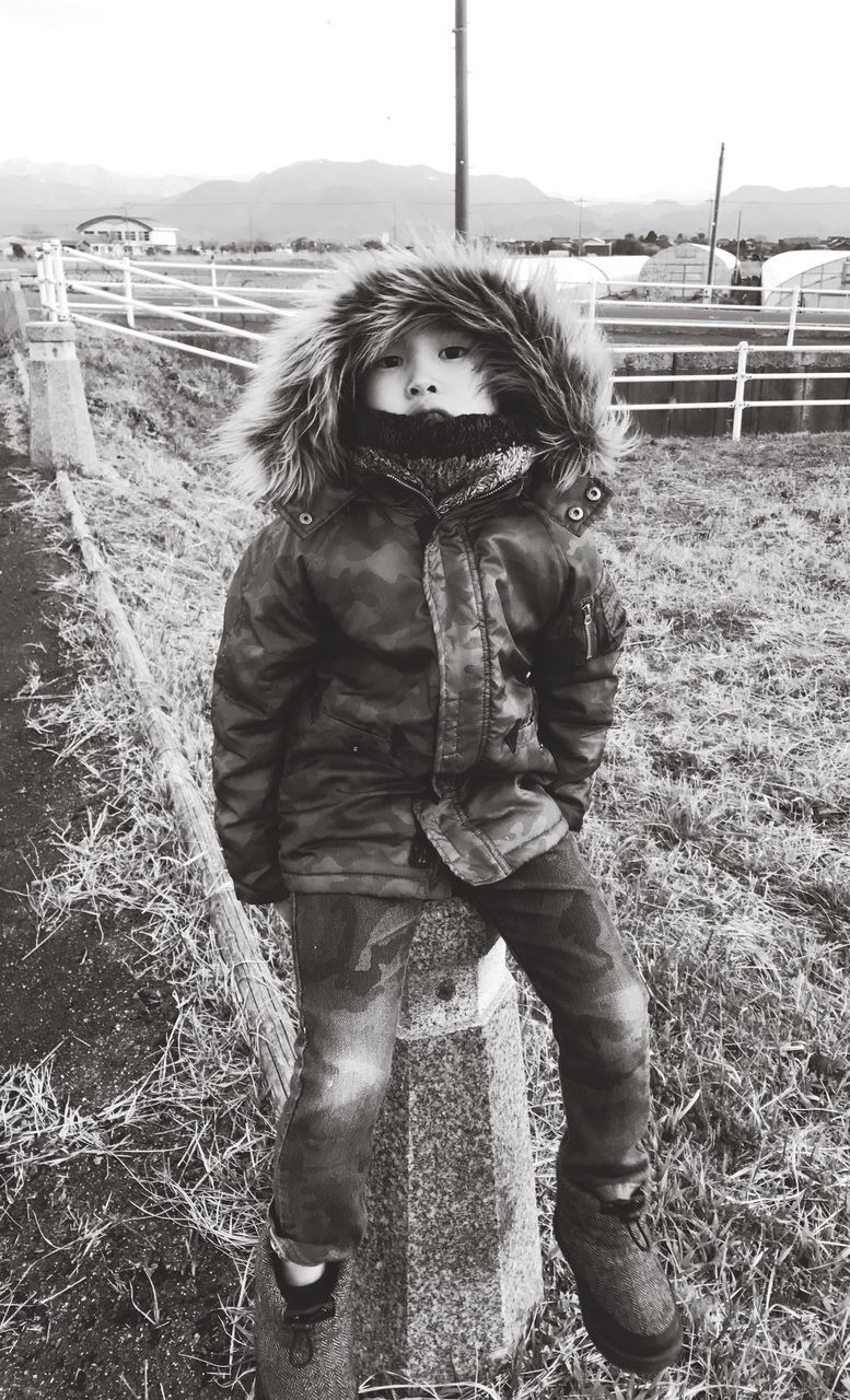 one person, looking at camera, real people, lifestyles, portrait, leisure activity, front view, day, outdoors, sky, one woman only, warm clothing, winter, only women, human body part, cold temperature, women, young adult, nature, close-up, adults only, people, human hand, adult