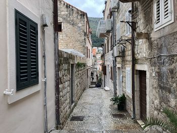 Narrow alley amidst buildings in city