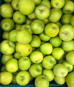 Apples on market sell tables