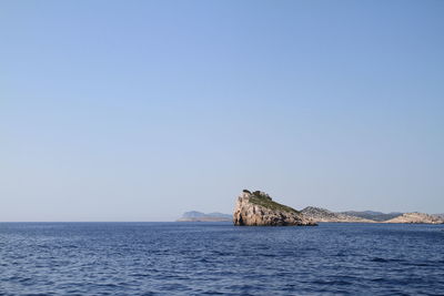 Scenic view of sea against clear sky kornati islands 