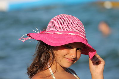 Portrait of a smiling young woman in hat